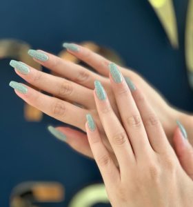 سالن زیبایی کیانا خدمات ژلیش ترمیم لمینیت ناخن در مطهری مفتح 6