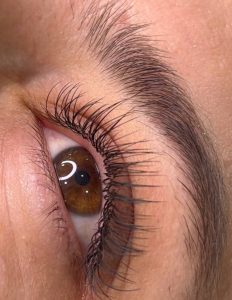 زیبایی مژه لیفت ابرو لیفت مژه در دریاچه چیتگر
