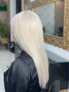 سارا مهدوی کاشت ترمیم ناخن و اکستنشن مژه در خیابان ستارخان 10