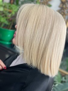 سارا مهدوی کاشت ترمیم ناخن و اکستنشن مژه در خیابان ستارخان 11