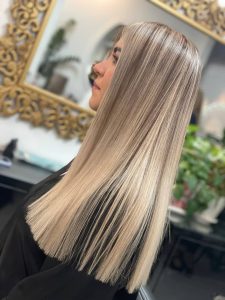 سارا مهدوی کاشت ترمیم ناخن و اکستنشن مژه در خیابان ستارخان 15