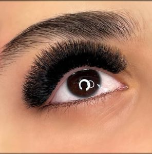 سارا مهدوی کاشت ترمیم ناخن و اکستنشن مژه در خیابان ستارخان 16