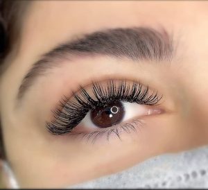 سارا مهدوی کاشت ترمیم ناخن و اکستنشن مژه در خیابان ستارخان 18