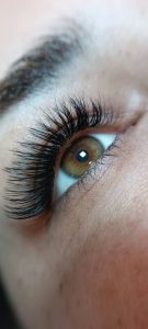 سارا مهدوی کاشت ترمیم ناخن و اکستنشن مژه در خیابان ستارخان 8