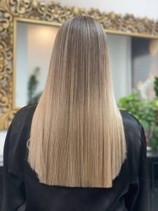 سارا مهدوی کاشت ترمیم ناخن و اکستنشن مژه در خیابان ستارخان 9