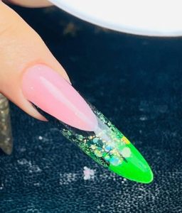 و سالن زیبایی مه آرا کاشت ترمیم و ژلیش ناخن در حصارک کرج 3
