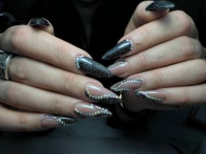 و سالن زیبایی مه آرا کاشت ترمیم و ژلیش ناخن در حصارک کرج 5