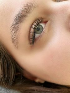 زیبایی سعیده فردوس کاشت لیفت لمینیت مژه در بلوار فردوس صادقیه5 768x1024 1